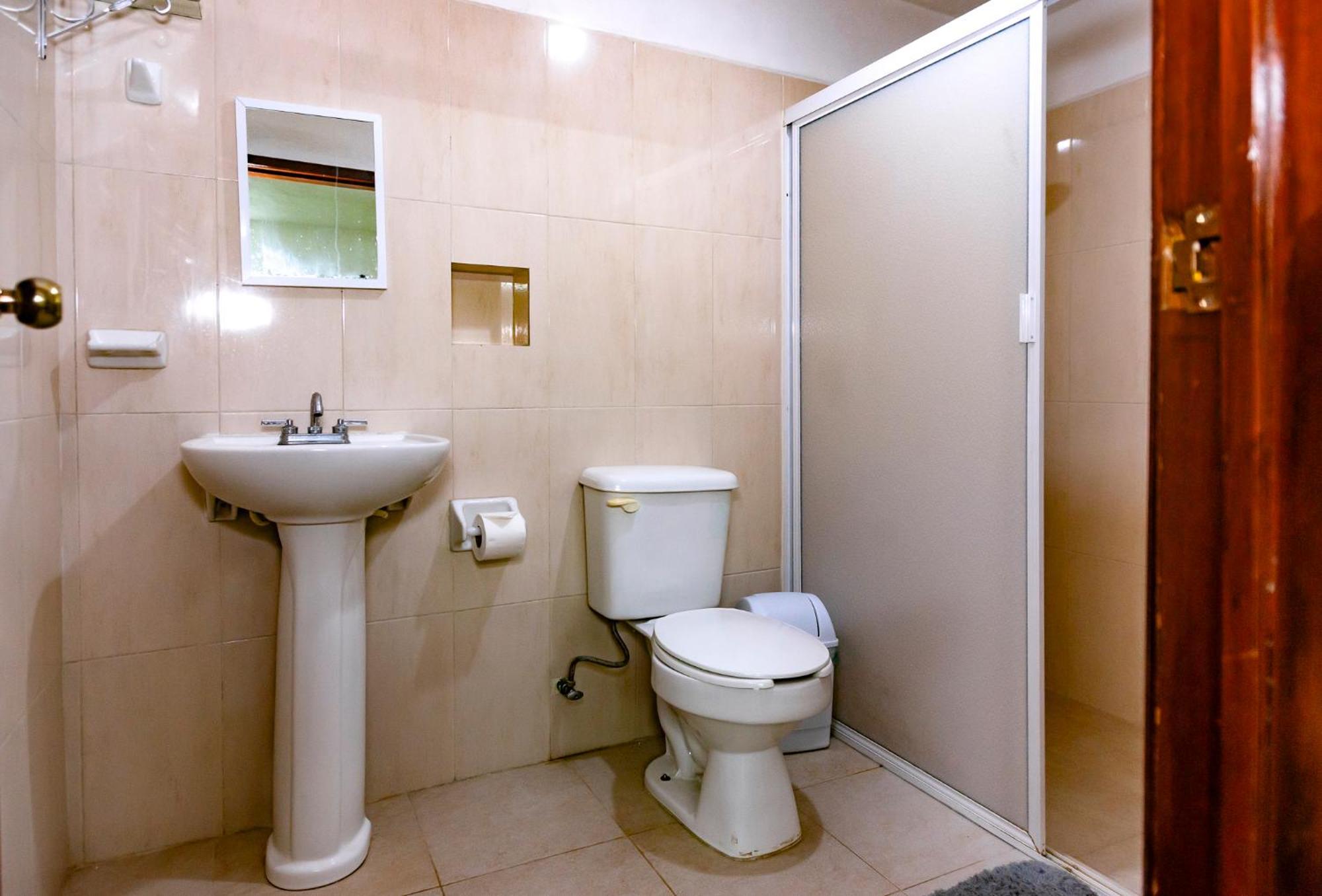 Hostal Casa Cucu - Wifi, Hot Water, Ac, Free Water Refill - Stay 3 Nights Or More And Get 1 Day Free Bikes & 1 Free Laundry Wash バリャドリッド エクステリア 写真